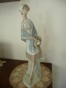 Lladro Porzellanfigur   -  Marktmädchen mit Korb - Bild 1 von 6