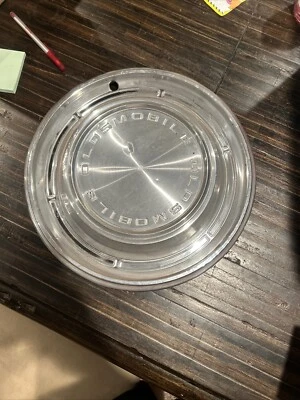 *UNO* Oldsmobile F-85 Cutlass 1968 vintage tapacubos cubierta de rueda usada. Foto 1 de 4