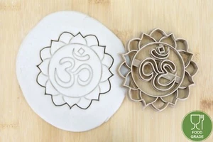 Sello de galletas Namaste om/cortador de galletas PLA aprox. 8 cm - Imagen 1 de 1
