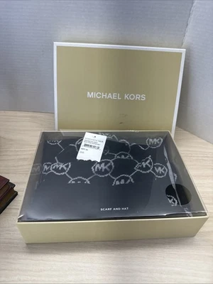 Conjunto de sombrero y bufanda con monograma Michael Kors negro y perla gris jaspeado Foto 1 de 4