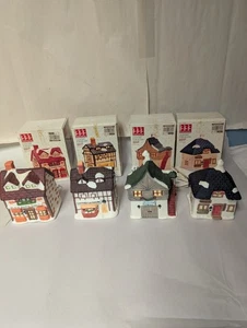 4 Stück "Share The Joy" Weihnachtsdorf Häuser gebraucht mit Beleuchtung alle funktionieren - Bild 1 von 11