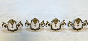Cassettiera estraibile ottone e smalto bianco vintage lotto 4 ornati 2 1/2" foro a foro - Foto 1 di 5