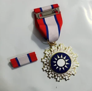 WW2 Chinese Kuomintang Military Medal Order Blue Sky and White Sun - Picture 1 of 4