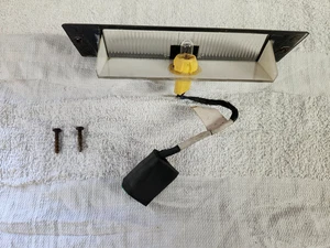 84-96 OEM Jeep Cherokee XJ escotilla trasera puerta levadiza placa bisel con luz - Imagen 1 de 3