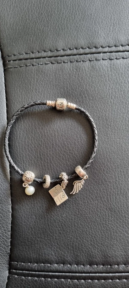 Original Pandora Armband mit 4 Original Pandora Charms. Nie Getragen Top Zustand - Bild 1 von 1