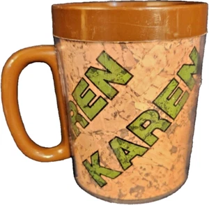 Vintage "Karen" grüner Buchstabe Thermo-Serv Span Kork Brett braun Trinkbecher. - Bild 1 von 3