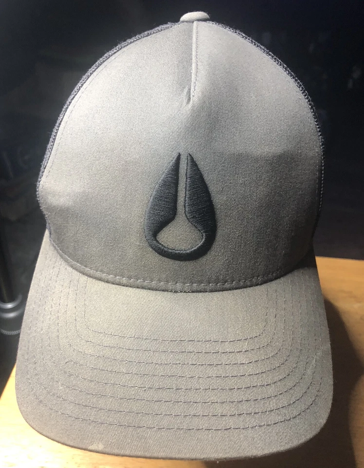 Gorra Nixon Deep Down - Gris y Negro Ajustable Foto 1 de 4