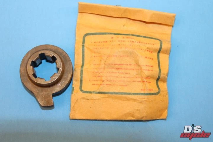 НОВЫЙ ИЗ СТАРЫХ ЗАПАСОВ YAMAHA 1969 R3 1970-1971 TR2 1968 YR2 ДЕТАЛЬ ХРАПОВИКА КОЛЕСА NO 168-15671-00 - Изображение 1 из 1