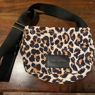 Bolso Mensajero Marc Jacobs Acolchado Estampado Leopardo Foto 1 de 4