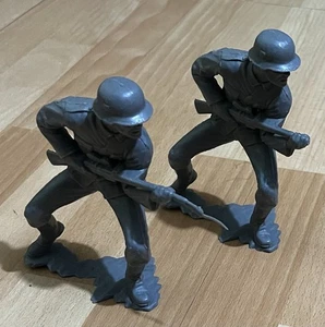 Two Vintage 1963 Louis Marx Co. WWII German Soldiers 5 1/4" Gray Plastic Figures - Picture 1 of 15