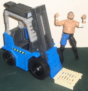 WWE WRESTLING FIGURE MATTEL WREKKIN FORKLIFT TRUCK & SAMOA JOE ELITE - Picture 1 of 2