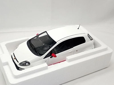 Коллекционный мини-автомобиль OTTO 1:18 Abarth Punto EsseEsse 2010 в белую красную полоску - Изображение 1 из 4
