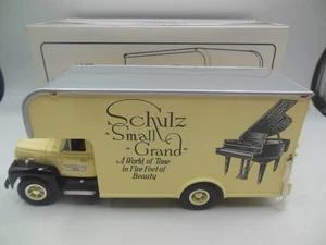 First Gear 19-1332 1957 International R-200 con furgoneta de mudanza M Schulz & Co 1:34 - Imagen 1 de 13