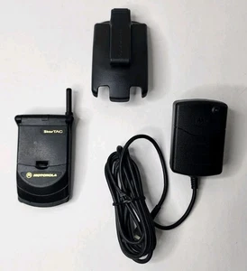 Motorola StarTAC [ST7790] Flip Phone con Custodia Clip e Caricatore - Leggi Descrizione - Foto 1 di 19