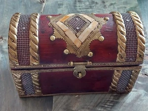 schöne Historismus Schatulle, Truhe aus Holz Messing Zierbeschlag und Perlmutt - Bild 1 von 6