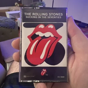 The Rolling Stones - Sucking In The Seventies (Cassette) No Barcode / UPC - ORIG - Imagen 1 de 3