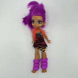 Mattel Cave Club Core Puppe Roaralai mit Fellleggings rosa Haare - Bild 1 von 8