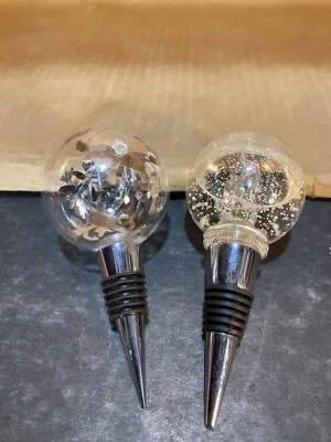 Juego de 2 tapones de vino / plástico transparente con agua y brillo y un diseño plateado Foto 1 de 4