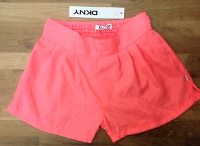 Pantalones cortos brillantes para niñas DKNY, coral brillante, L Foto 1 de 2