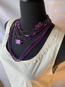 MEHRSTRANG LILA HALSKETTE SET MIT OHRRINGEN - NEU MIT ETIKETT - Bild 1 von 7