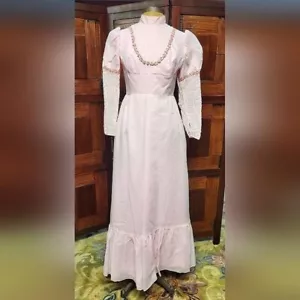 Maxi Vestido Para Mujer Vintage Rosa Claro con Borde Floral Bordado y Mangas de Encaje - Imagen 1 de 15