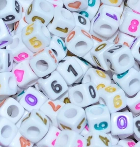 7mm Blanco Cubo Colorido Variado Letras O Números Acrílico Cuentas para DIY Casa - Picture 1 of 7