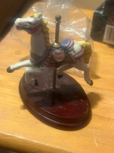 Estatuilla de Caballo de Porcelana The Whitehall Society sobre Base de Madera Nueva - Imagen 1 de 2