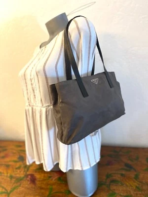 PRADA VELA SPORT FUMO (серый) нейлона и черной кожи сумка с короткими ручками искусства #br0411 подлинный! - Изображение 1 из 4