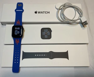 Apple Watch SE (2nd Gen) 44mm GPS only Mid Alum, Mid Sport Band “LIKE NEW” - Photo 1 sur 13