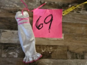 Schimmerndes langes Modepuppenkleid mit rosa Schleife - Bild 1 von 3