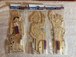 "Tres (3) kits de artesanía en madera - tema patriótico - 11 1/2"" de alto con marcadores" - Imagen 1 de 5