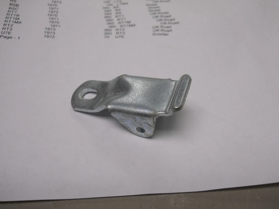 Yamaha NOS AT1, AT1M, AT1MX, AT2, asiento bajo soporte, # 214-24718-00-00. d18 Foto 1 de 1