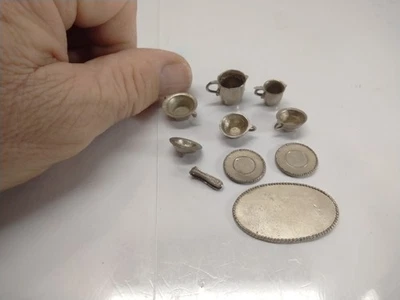 Artículos de cocina miniatura de metal vintage de 10 piezas, taza, tazas, platillos, jarra, bandeja, tazón Foto 1 de 4