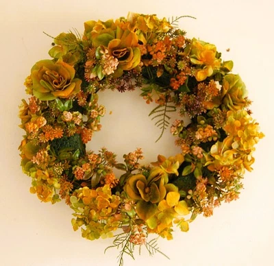 Corona Floral Estilo Toscano Naranja y Verde - JaNice Interiors Botanicals Foto 1 de 4