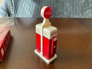 Vintage Coca Cola Sammlerstücke Salz Pfefferstreuer Zapfsäule Neu - Bild 1 von 3
