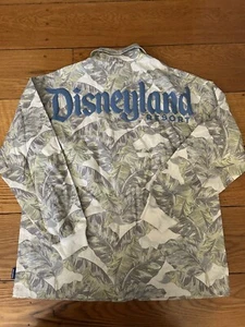 Tropical Disneyland Resort Floral Button Up Spirit Jersey Size Medium NWT - Picture 1 of 7