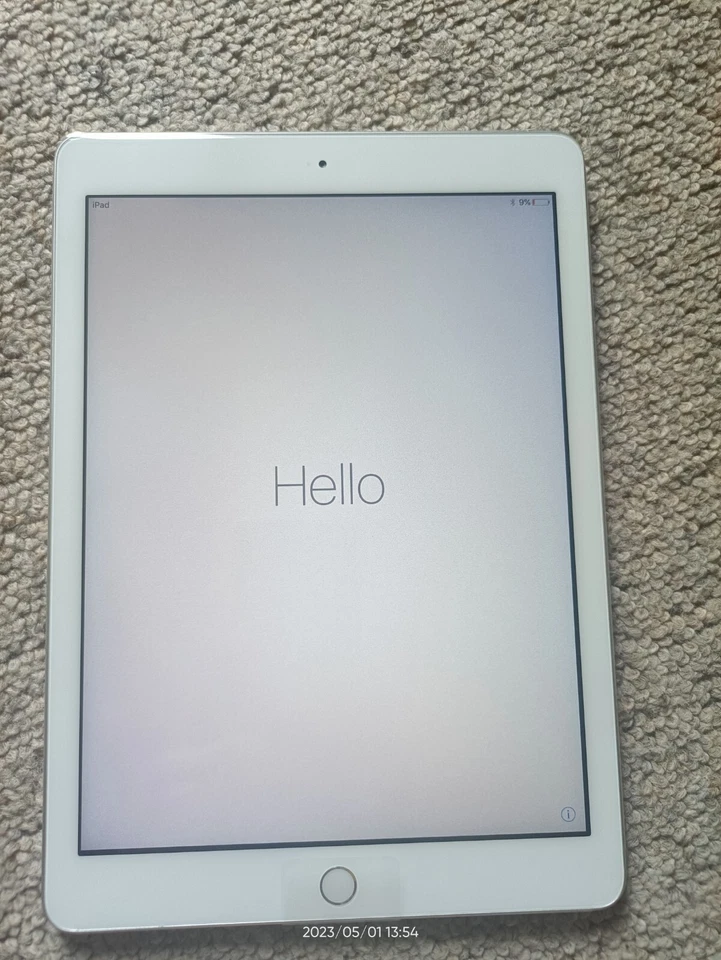 Apple iPad 5th Gen. 32GB, Wi-Fi, 9.7" - White - Image 1 of 4