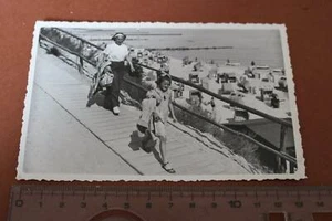 gran foto antigua - personas muelle - playa Osteseebad Koserow 1937 - Imagen 1 de 3