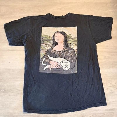 Men’s RipNDip Mona Lisa T-Shirt With Front Pocket Logo Back Graphic Medium Cat - Image 1 of 4