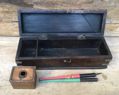 Hermosa caja de bolígrafos antigua de madera para trabajo de latón con tinta y bolígrafos Foto 1 de 4