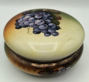 Antike handbemalte Porzellan Pulverdose mit Trauben Design & Gold Details - Bild 1 von 7