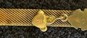 ANTIKER CLIP UHRENHALTER MIT NETZ UND SÜSSEM HERZ MIT G UND SCHILD - Bild 1 von 5