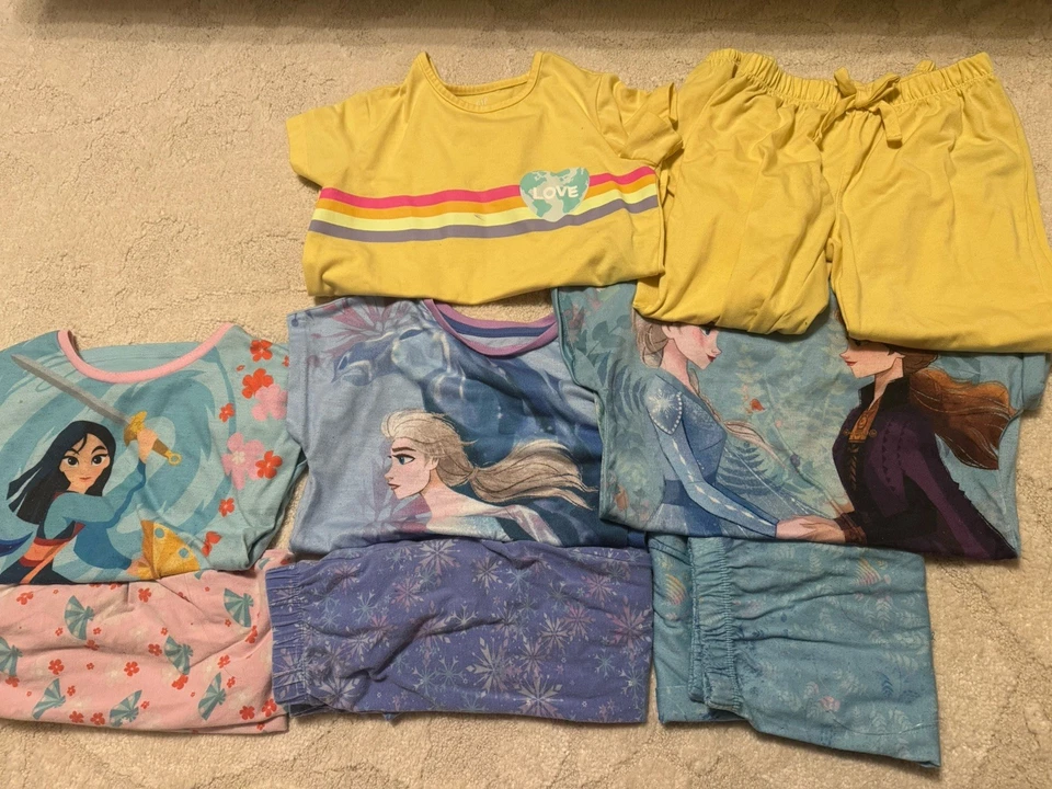 4 conjuntos de pijama de manga curta para meninas tamanho 6 em excelente estado usado - Disney & Gap - Imagem 1 de 1