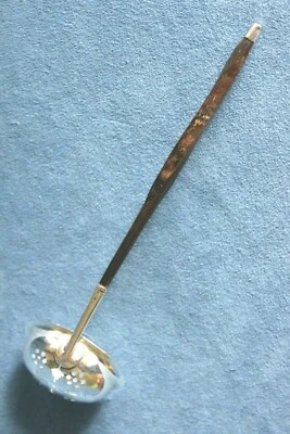 Cucharón perforado antiguo de plata esterlina georgiana con sello cerezo oliva Foto 1 de 4