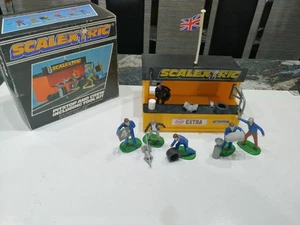 SCALEXTRIC. SCALEXTRIC PITSTOP AND CREW - Picture 1 of 5
