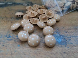♥Nr.K10- Zauberhafte Kinderknöpfe beige mit Punkten 16 Stück DM 13 mm ♥ - Picture 1 of 1