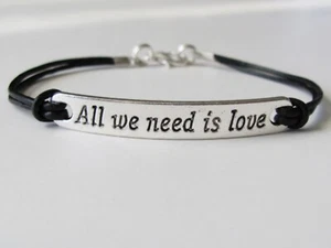 Pulsera All We Need Love Cuero Inspirador Estampado Boho Beatles Playa Años 70 - Imagen 1 de 5
