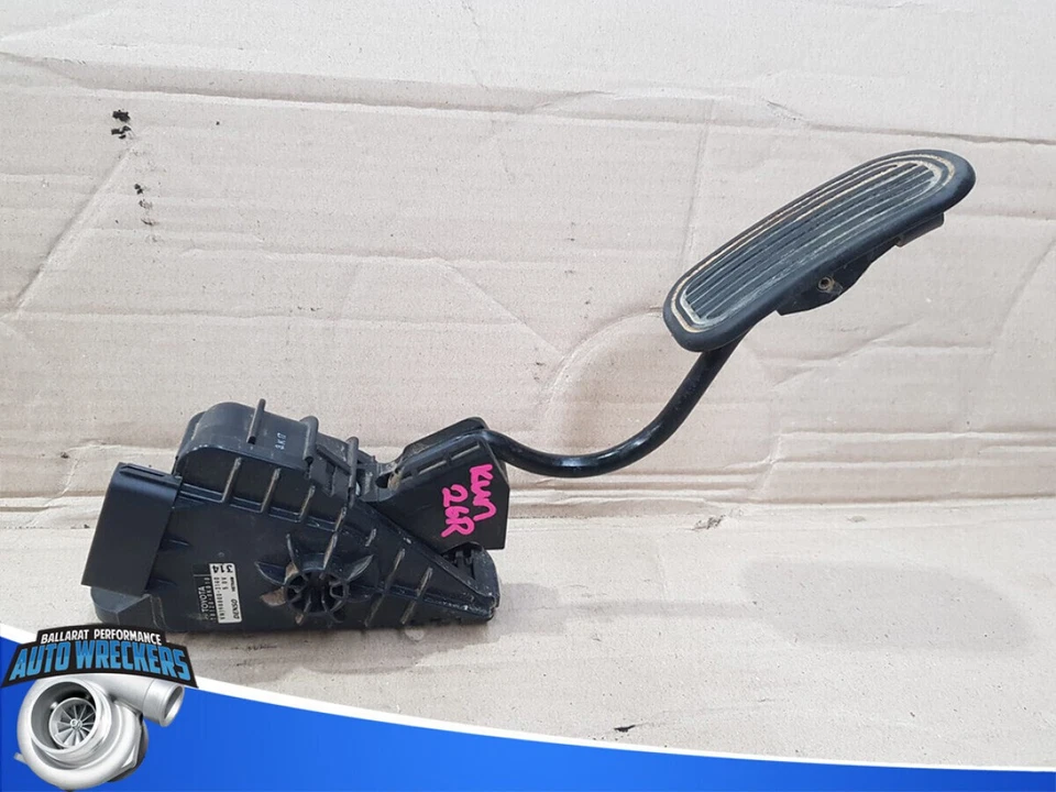 Toyota Hilux KUN26R accelarator pedal - image 1 of 4