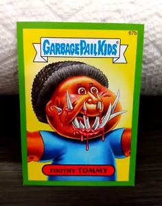 Tarjeta adhesiva Garbage Pail Kids Serie 2 2014 borde verde "TOOTHY TOMMY" #67b - Imagen 1 de 1