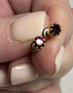 Pequeños pendientes perforados dorados de rubí rojo para bebé niño - Imagen 1 de 4